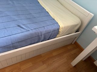 Estructura de cama nido, un colchon y un somier