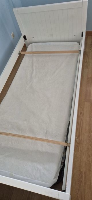 Estructura de cama nido, un colchon y un somier