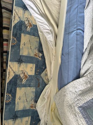 Estructura de cama nido, un colchon y un somier