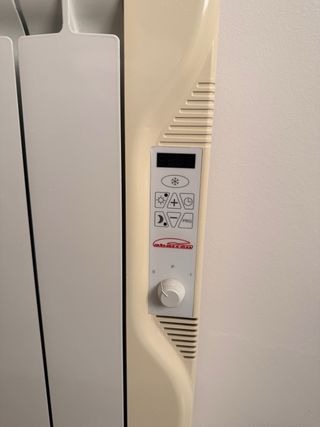 Radiador de pared, con sus anclajes, como nuevo.