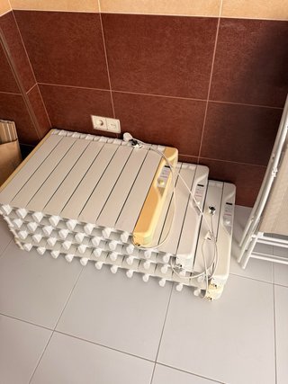 Radiador de pared, con sus anclajes, como nuevo.