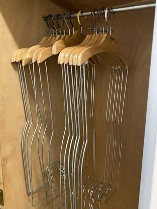 Percheros de madera y metal