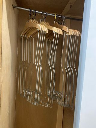 Percheros de madera y metal