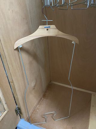 Percheros de madera y metal