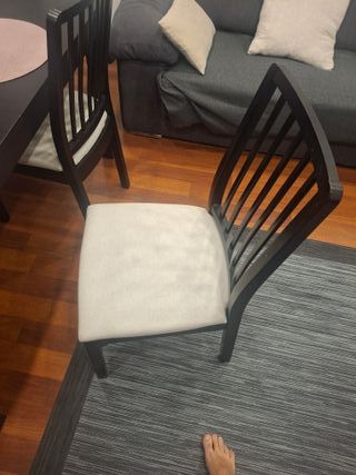 Se vende mesa mas sillas de comedor color negro.