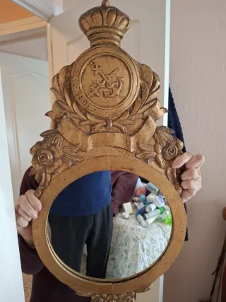 Espejo antiguo de madera.