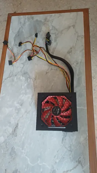 Mini-torre compacta y fuente de alimentación 500 W