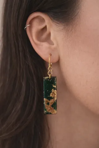 Pendientes largos verde y dorado.