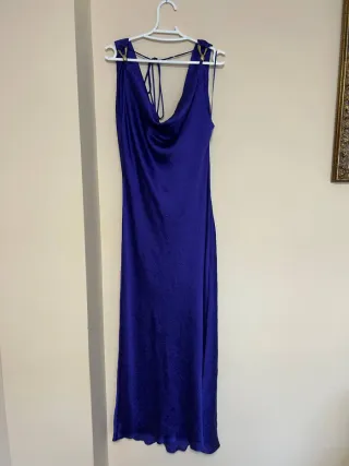 Vestido largo satinado con aplique dorado Zara L