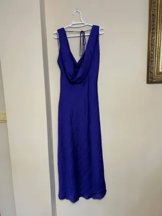 Vestido largo satinado con aplique dorado Zara L