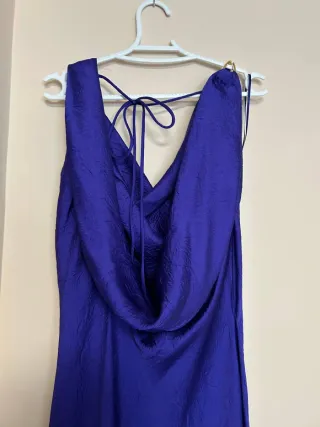 Vestido largo satinado con aplique dorado Zara L