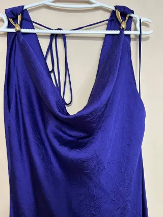 Vestido largo satinado con aplique dorado Zara L