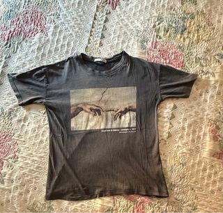 Camiseta gris oscura con dibujo.