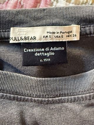 Camiseta gris oscura con dibujo.