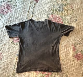 Camiseta gris oscura con dibujo.