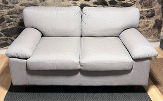 Sofá de dos plazas gris claro