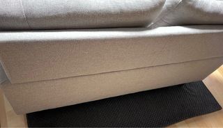 Sofá de dos plazas gris claro