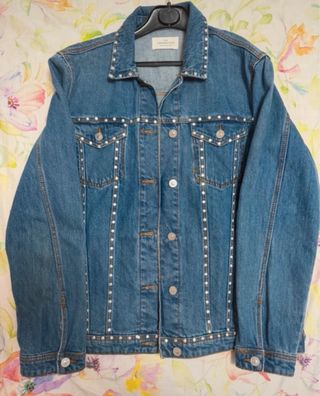 Cazadora tejana con tachuelas.