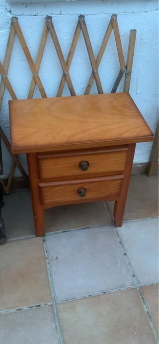 Mesita de noche de madera de pino