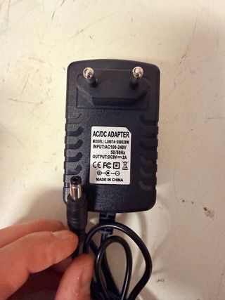 Fuente alimentación 9V 2A con centro negativo