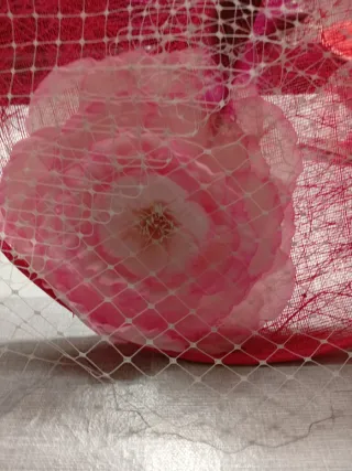 Pamela artesanal rosa con flor y plumas