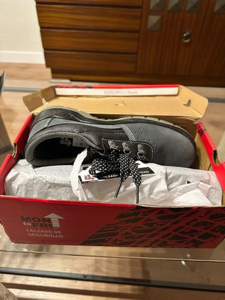 Se vende botas de seguridad Mon to Fri nuevas
