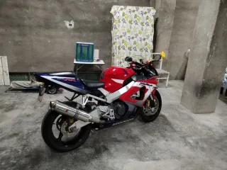 Honda CBR 922 RR Sportbike Roja y Blanca