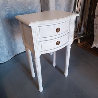 MESILLA DE NOCHE AGATHA.