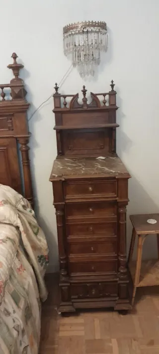 Cama de matrimonio+mesilla. Madera tallada ebanist