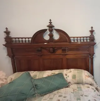 Cama de matrimonio+mesilla. Madera tallada ebanist