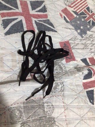 Lacci neri per scarpe