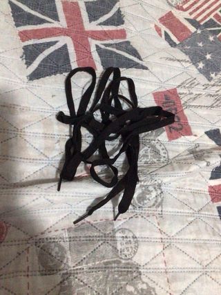 Lacci neri per scarpe