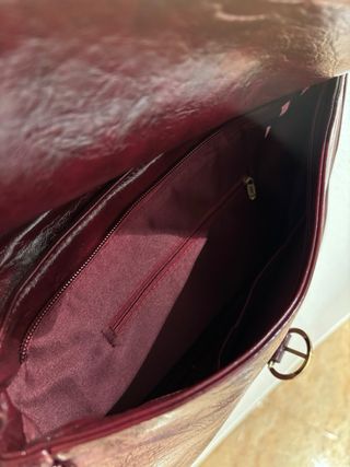 Bolso granate mujer con hebilla dorada