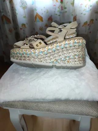 Sandalias de cuña talla 40 marca Alma en Pena