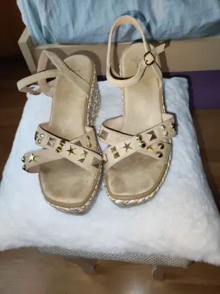 Sandalias de cuña talla 40 marca Alma en Pena