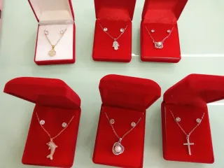 Corales de niña y mujer y conjuntos de mujer