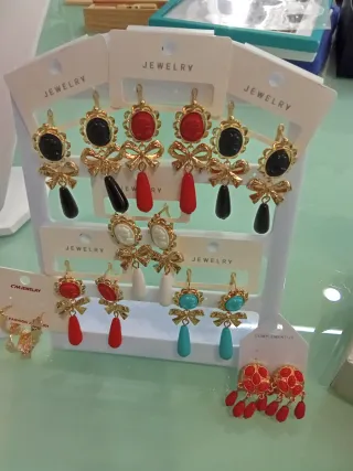 Corales de niña y mujer y conjuntos de mujer