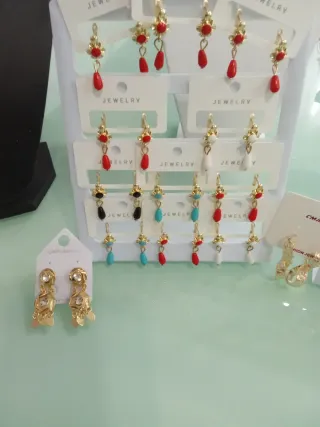 Corales de niña y mujer y conjuntos de mujer