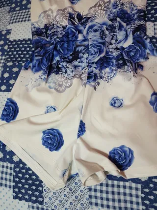 Tuta corta a fiori blu, tg. S / M. Nuova.