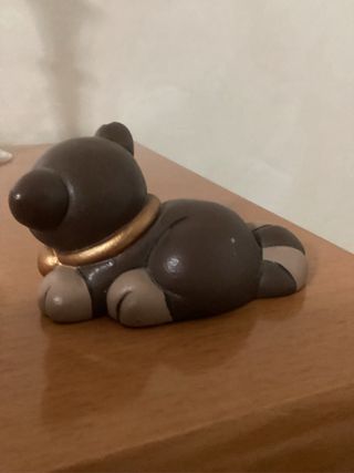 Gattino in ceramica marrone con collare dorato