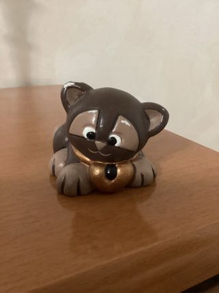 Gattino in ceramica marrone con collare dorato