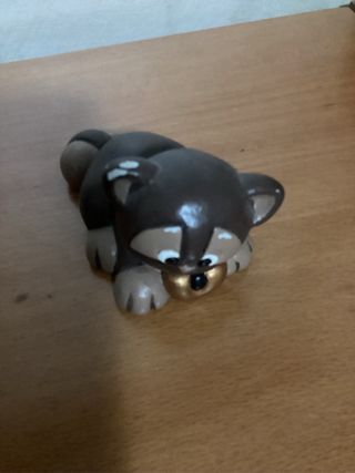 Gattino in ceramica marrone con collare dorato