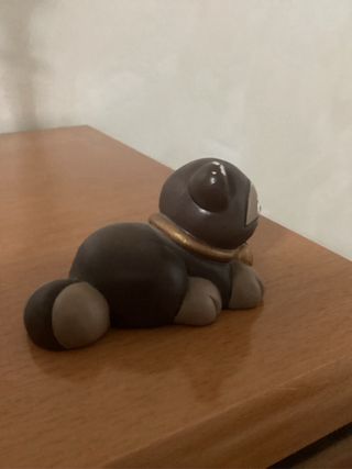 Gattino in ceramica marrone con collare dorato