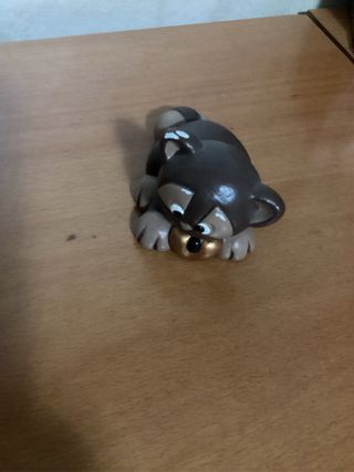 Gattino in ceramica marrone con collare dorato