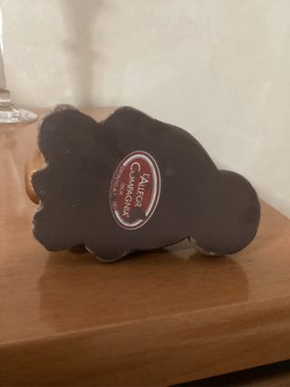 Gattino in ceramica marrone con collare dorato