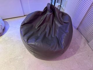 Puf grande de piel sintentica color marron gris