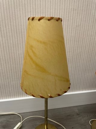 Lámparas de mesilla de noche. Pantallas pergamino.