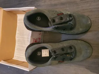 zapato de seguridad de piel de serraje perforado,