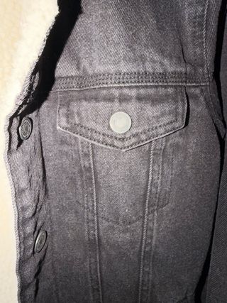 Chaqueta vaquera Pull&Bear negra con borreguillo