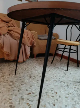 Mesa redonda con patas de metal.